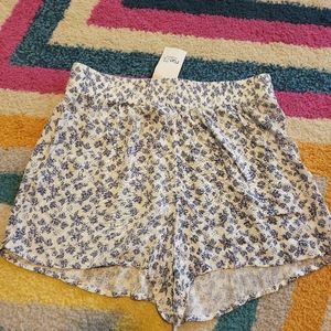 NWT Juniors Small Rue21 Casual Rayon White Shorts Blue Floral Print Elastic...